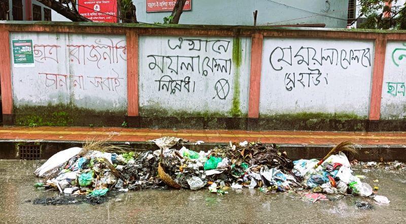 কাশগরী হলের প্রবেশপথে ময়লার ভাগাড়